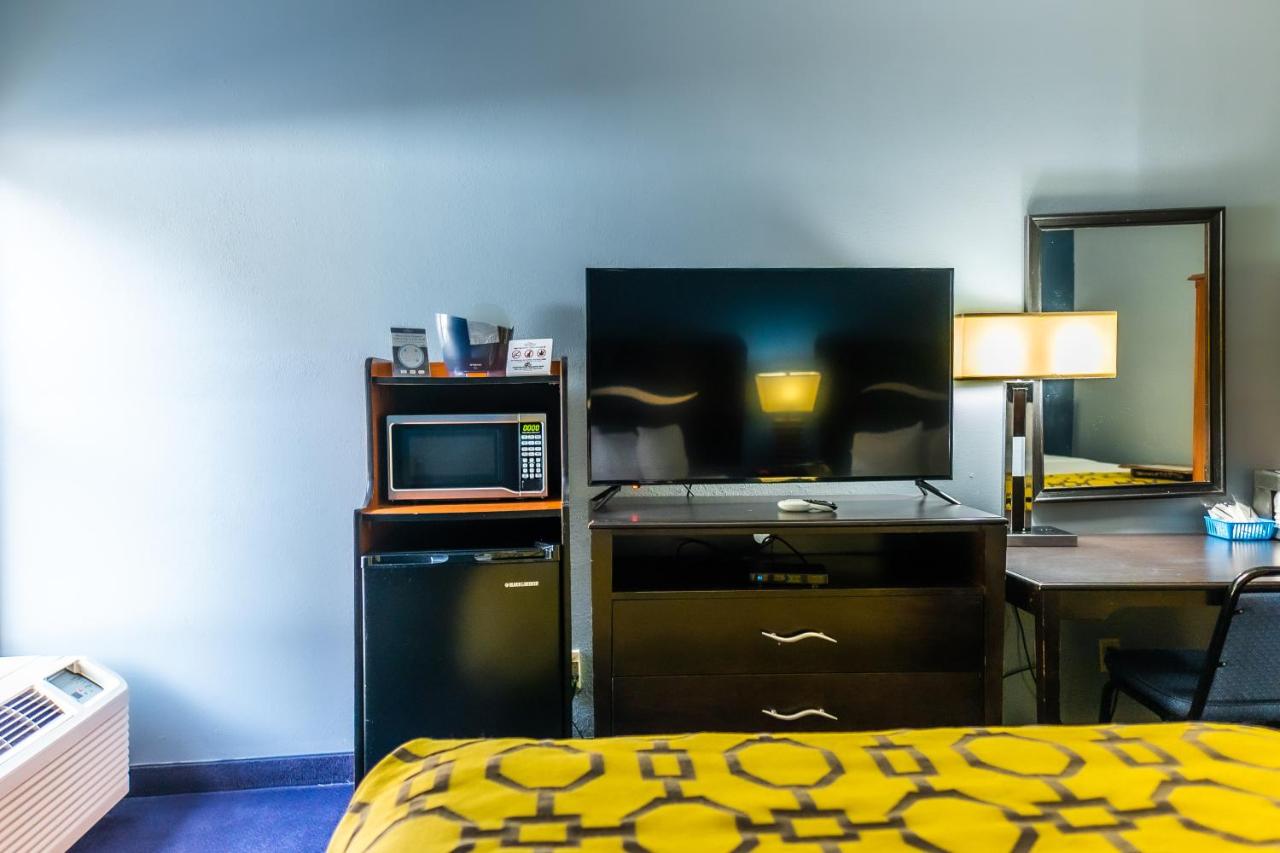 Queen Room with Two Queen Beds - Non-Smoking at Baymont by Wyndham London KY