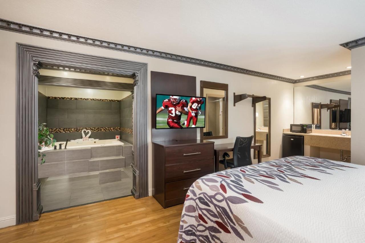 King Suite with Spa Bath - Non-Smoking at Red Roof Inn Stockton