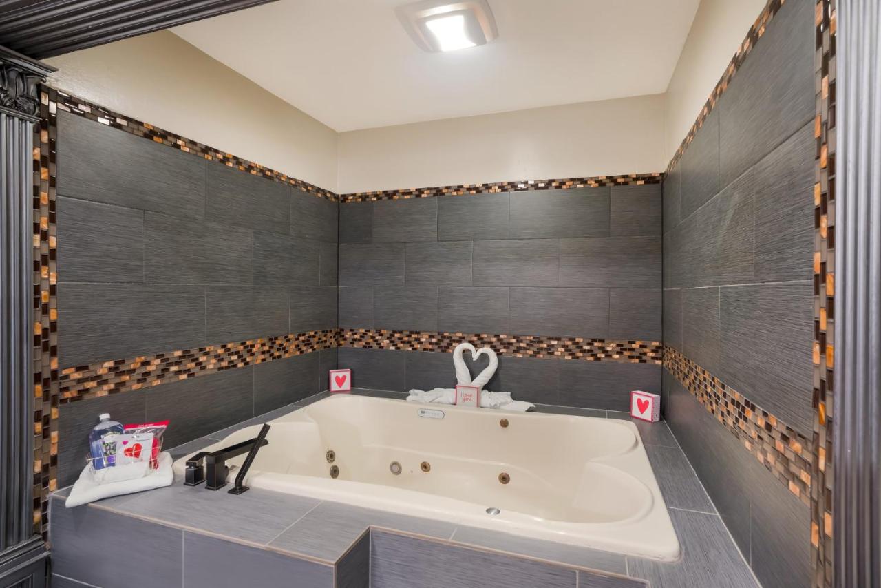 King Suite with Spa Bath - Non-Smoking at Red Roof Inn Stockton