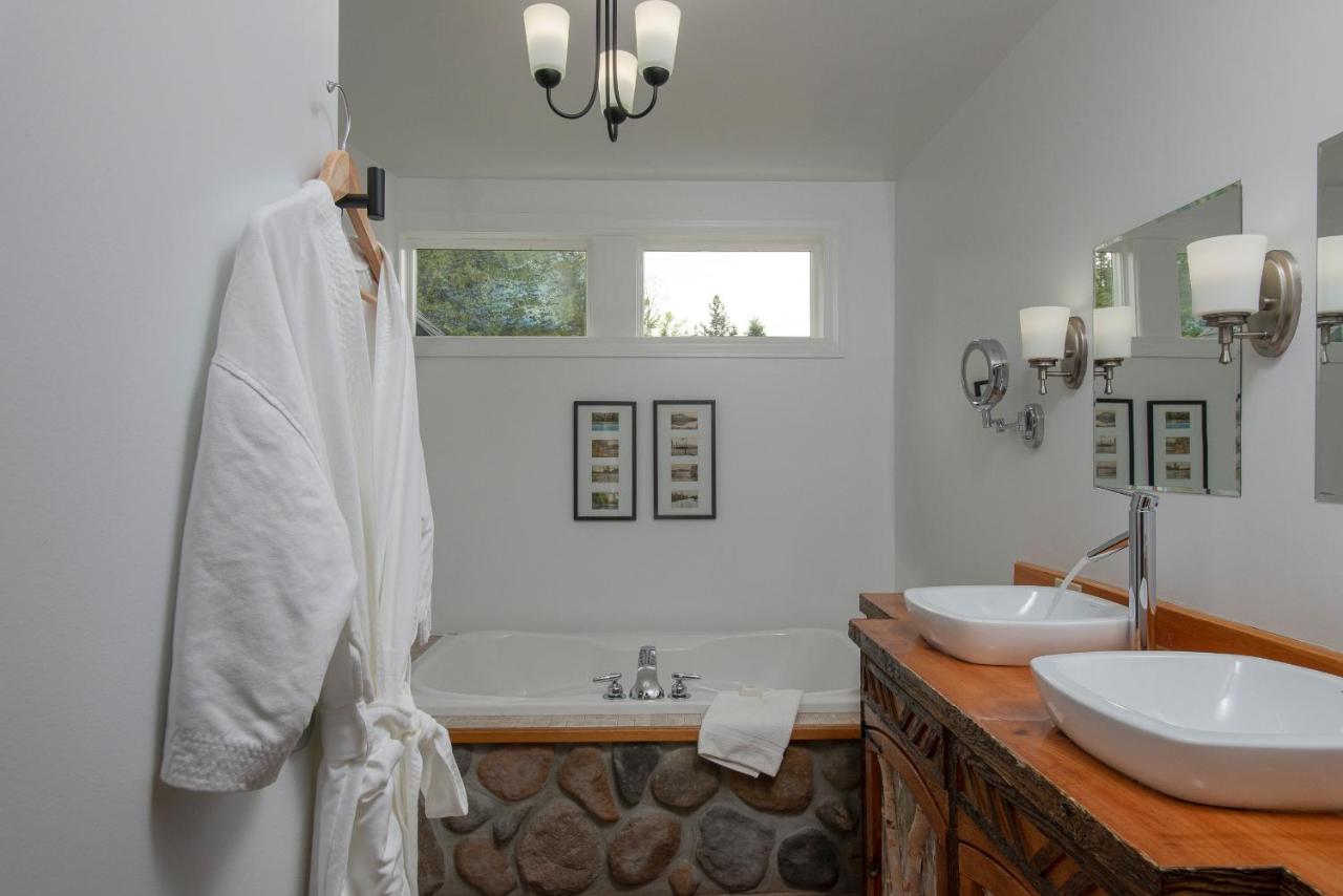 | Lodge at Moosehead Lake