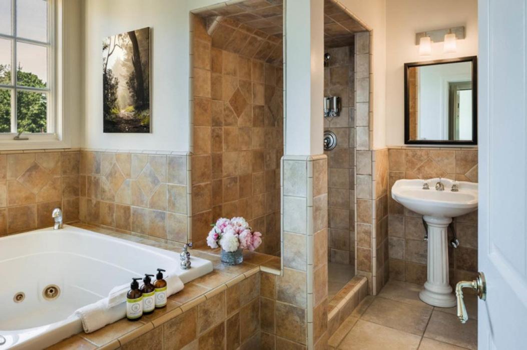 | Seal Cove Inn