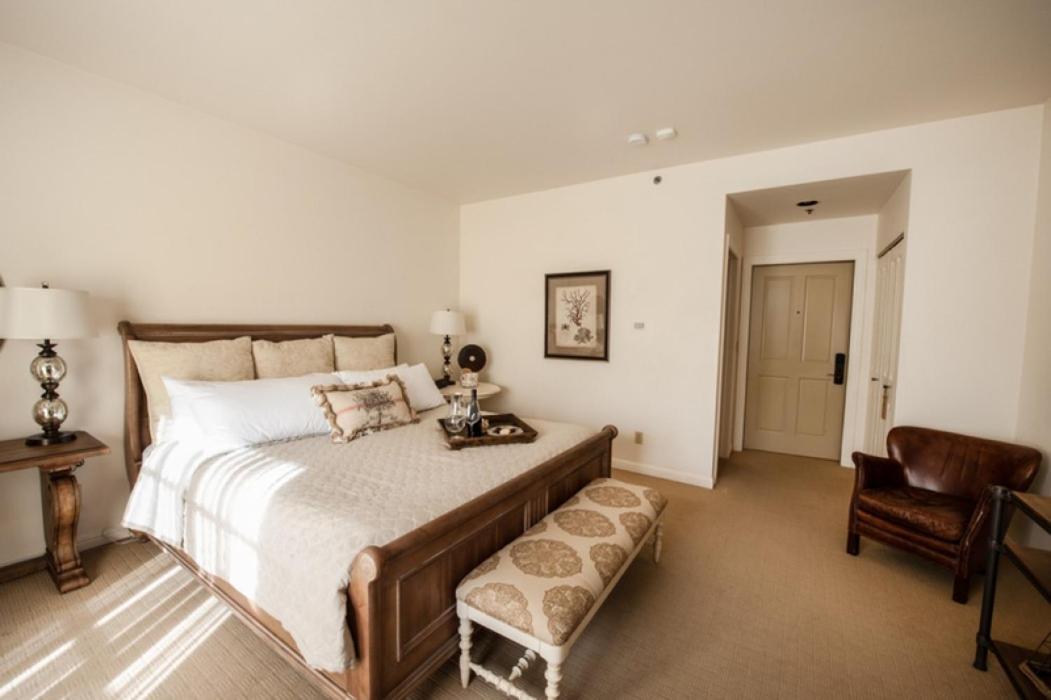 | Seal Cove Inn