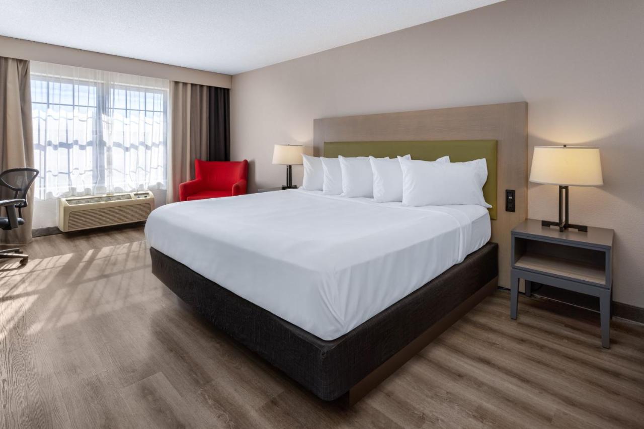 King Room - Disability Access at Country Inn & Suites by Radisson, Salisbury, MD