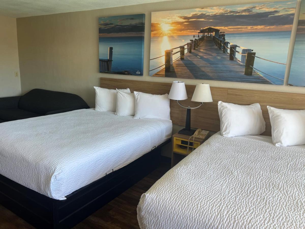 | Days Inn by Wyndham St. Petersburg Central