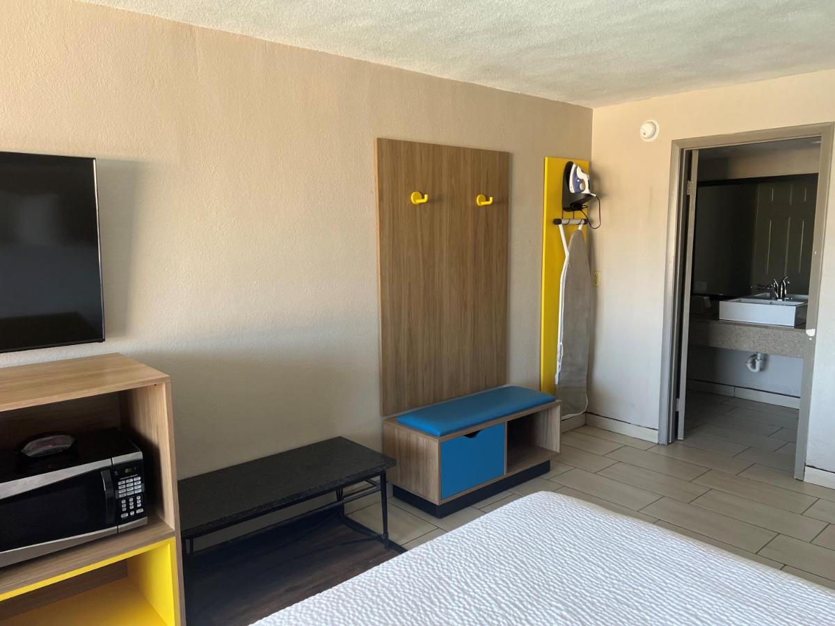 | Days Inn by Wyndham St. Petersburg Central