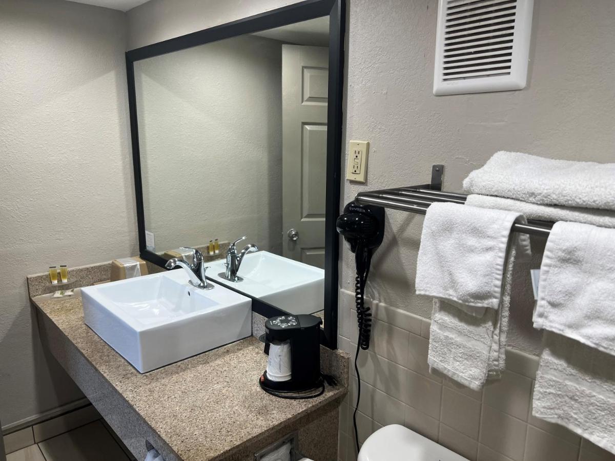 | Days Inn by Wyndham St. Petersburg Central
