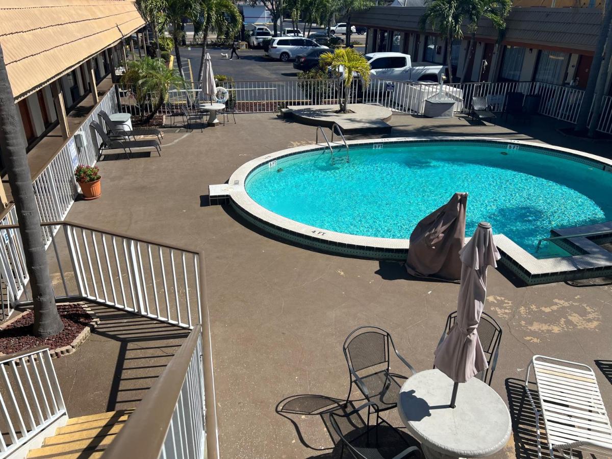 | Days Inn by Wyndham St. Petersburg Central