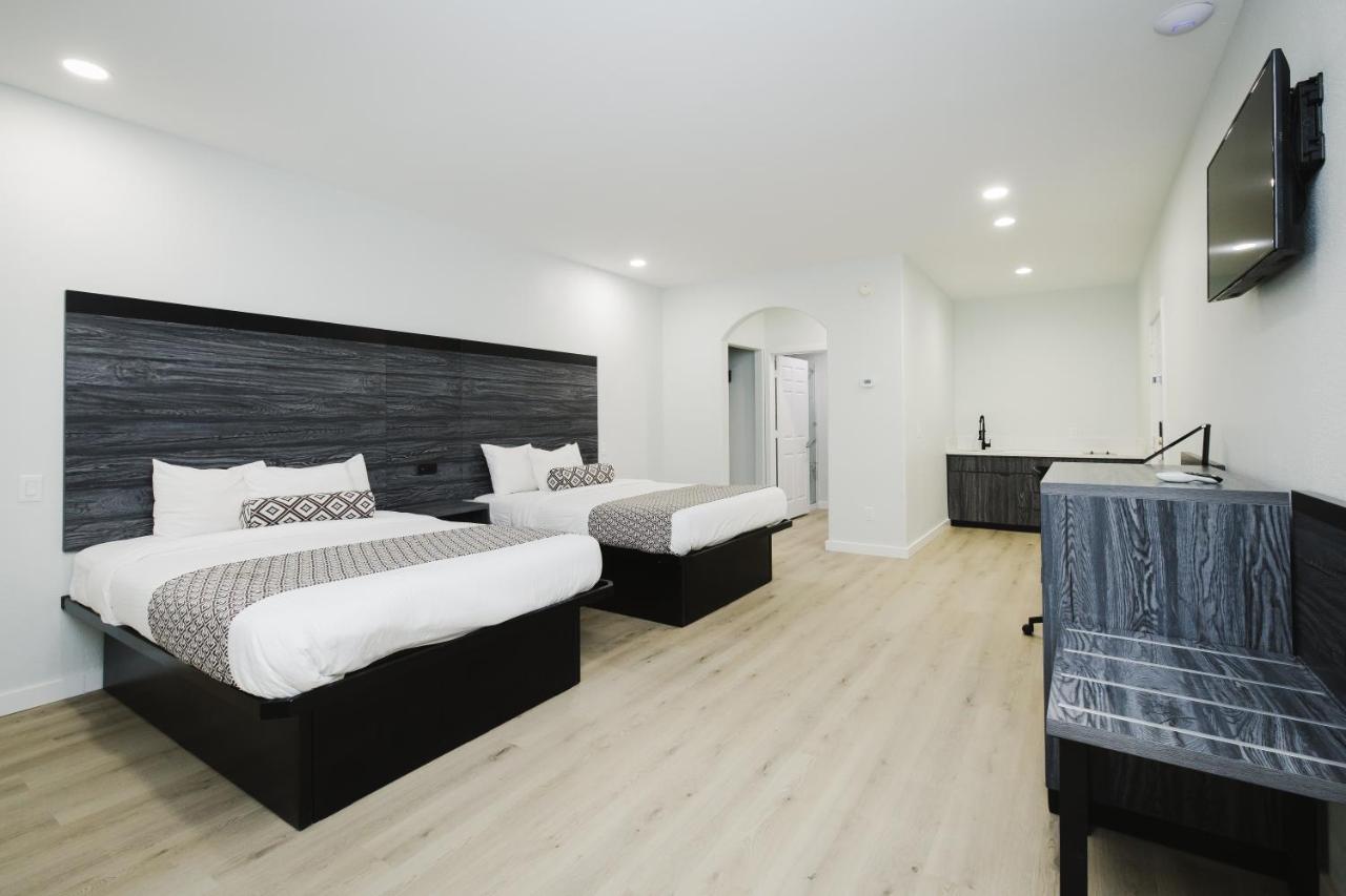 | Sapphire Inn & Suites