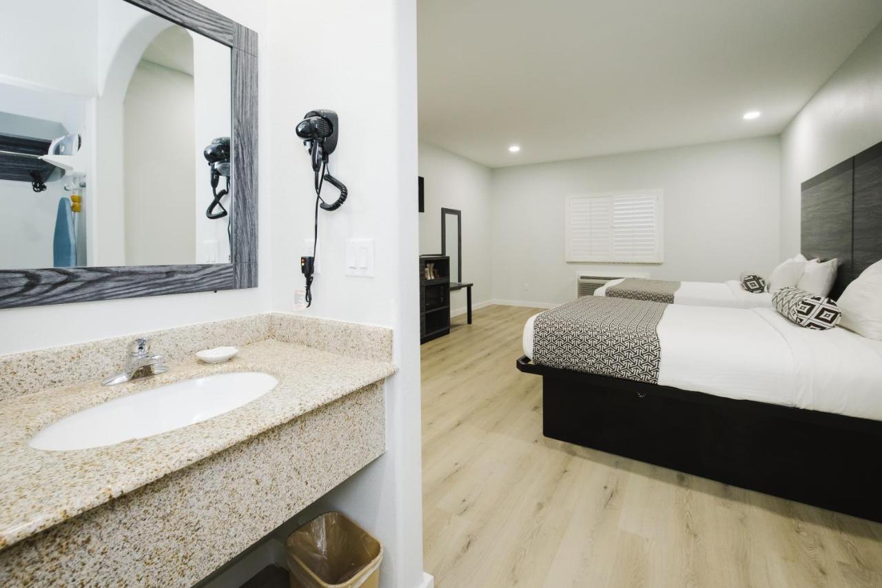 | Sapphire Inn & Suites