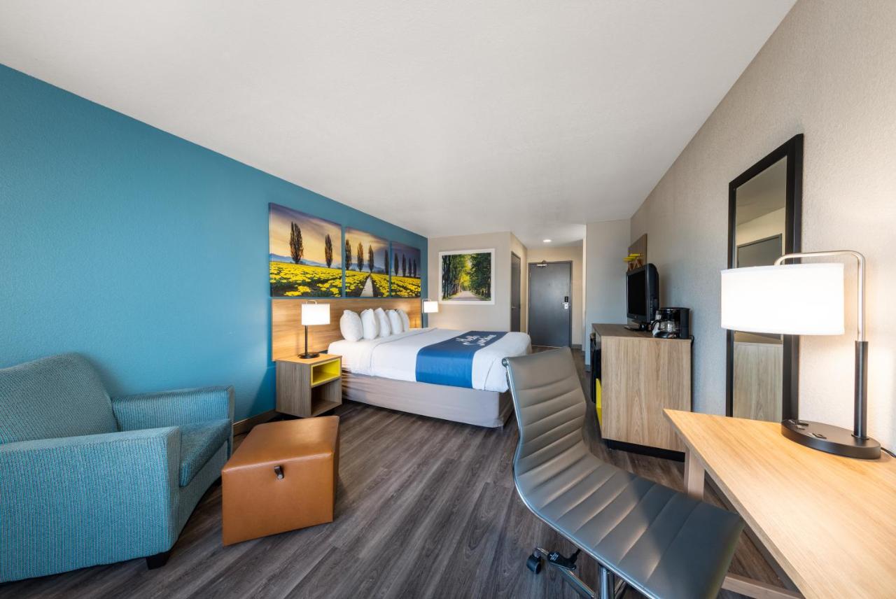 King Room - Non-Smoking at Days Inn by Wyndham Lathrop