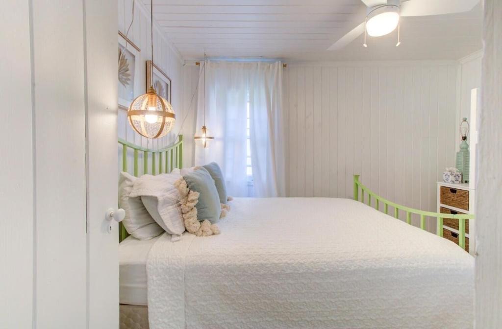  | Drinks on deck, 5 minute walk to the beach, Pets Welcome! Sleeps 6