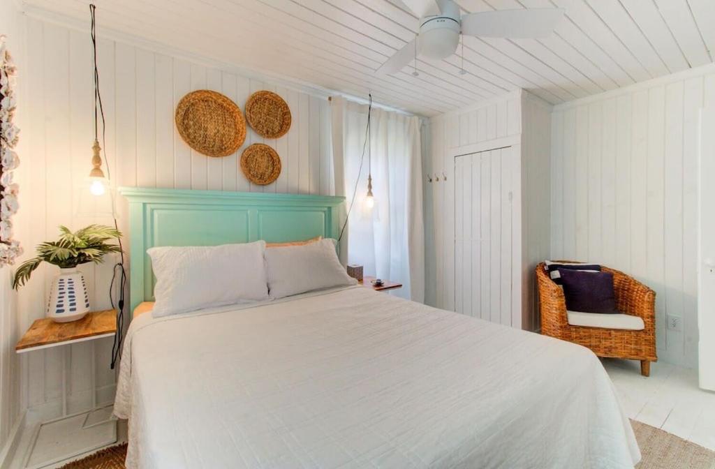  | Drinks on deck, 5 minute walk to the beach, Pets Welcome! Sleeps 6