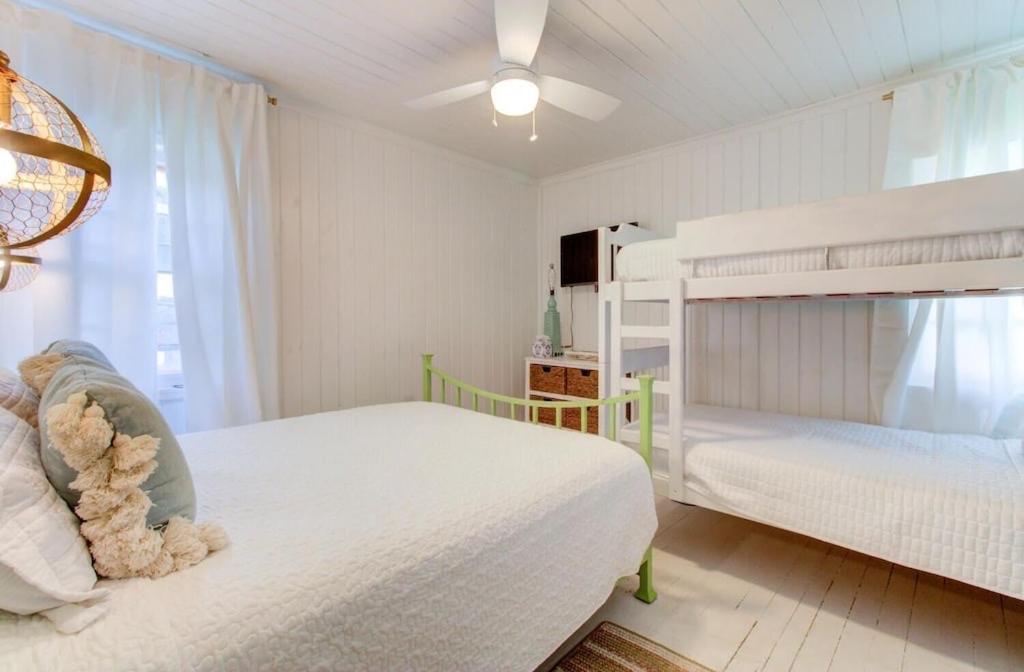  | Drinks on deck, 5 minute walk to the beach, Pets Welcome! Sleeps 6