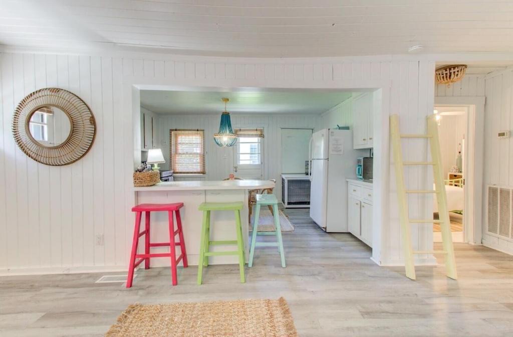  | Drinks on deck, 5 minute walk to the beach, Pets Welcome! Sleeps 6