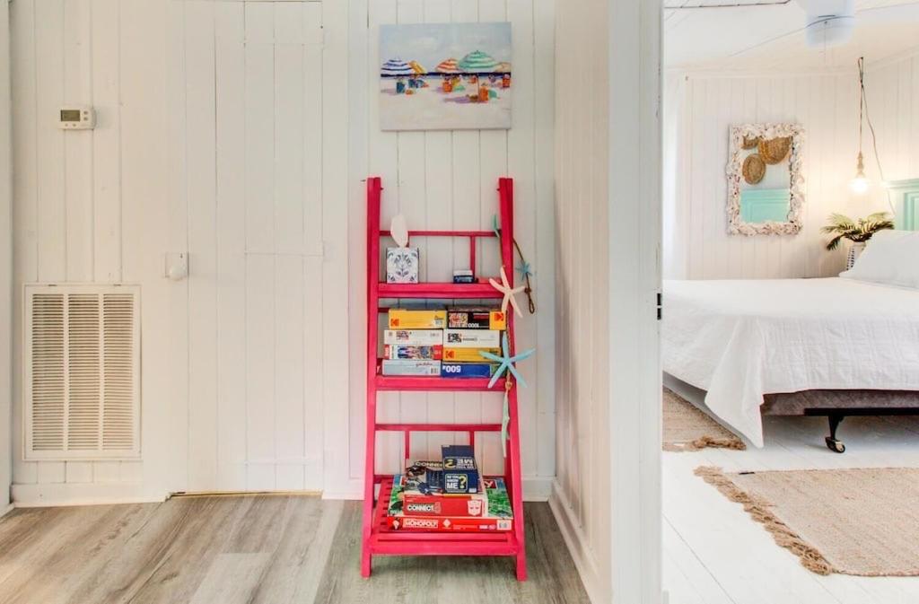  | Drinks on deck, 5 minute walk to the beach, Pets Welcome! Sleeps 6