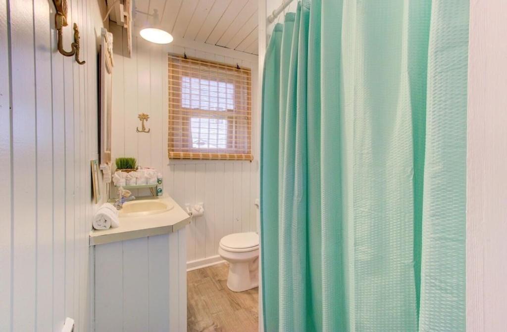  | Drinks on deck, 5 minute walk to the beach, Pets Welcome! Sleeps 6