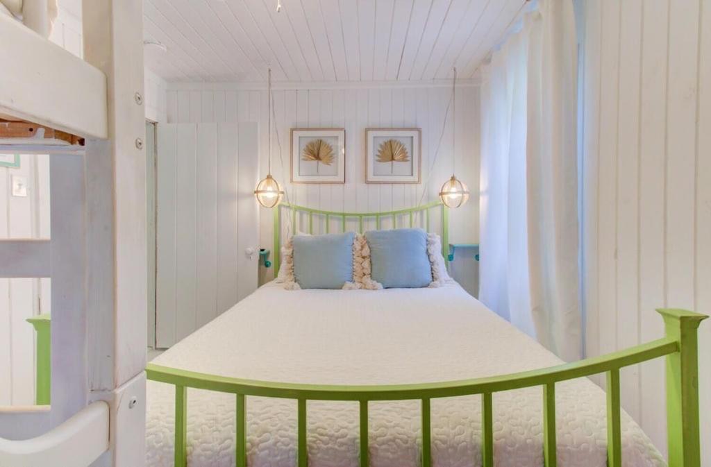  | Drinks on deck, 5 minute walk to the beach, Pets Welcome! Sleeps 6