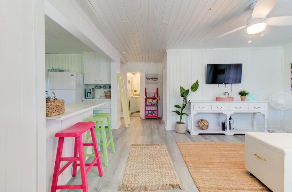  | Drinks on deck, 5 minute walk to the beach, Pets Welcome! Sleeps 6
