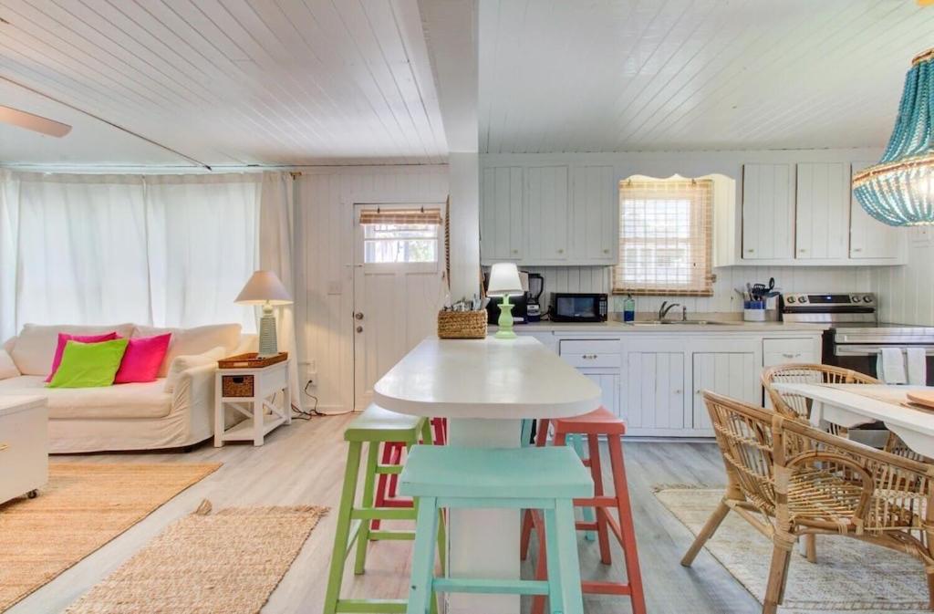  | Drinks on deck, 5 minute walk to the beach, Pets Welcome! Sleeps 6