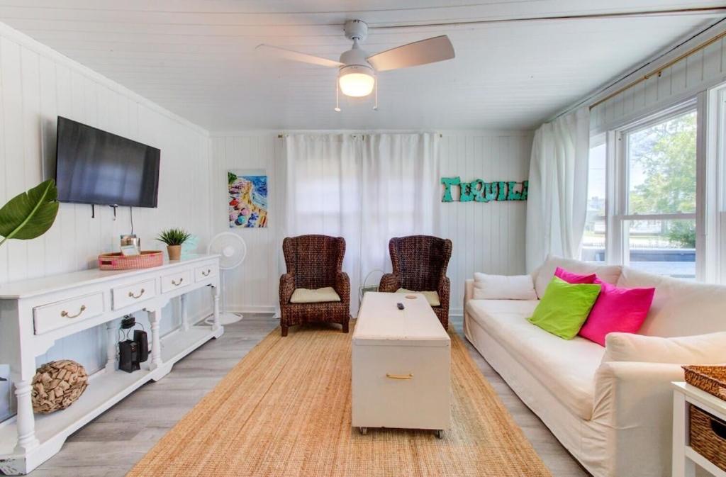  | Drinks on deck, 5 minute walk to the beach, Pets Welcome! Sleeps 6