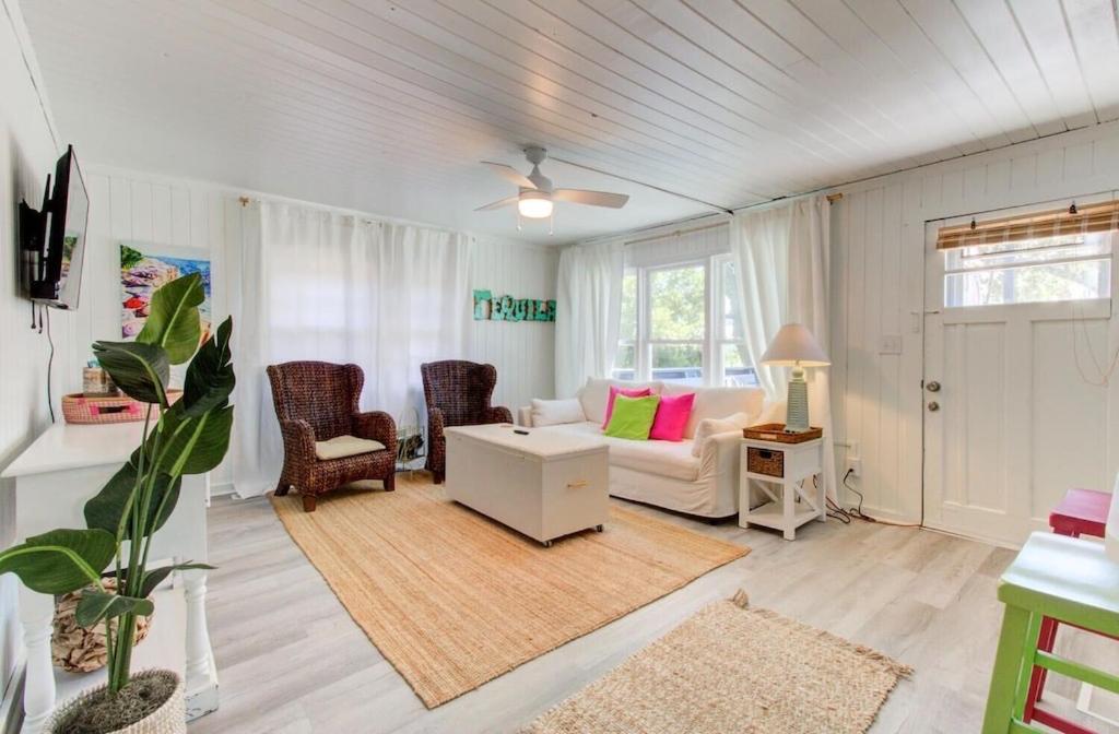  | Drinks on deck, 5 minute walk to the beach, Pets Welcome! Sleeps 6
