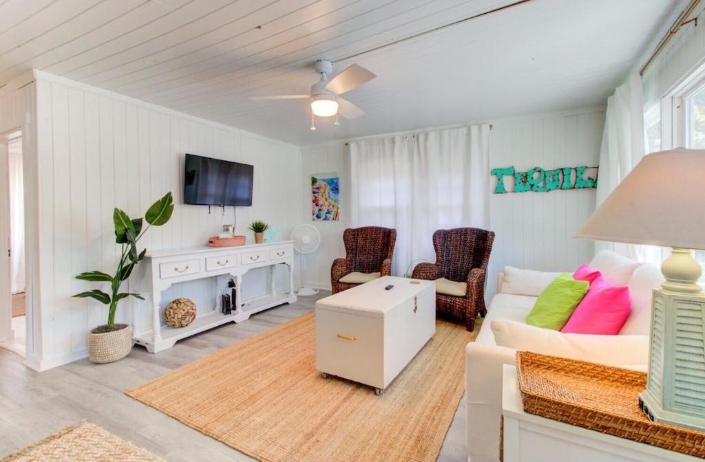  | Drinks on deck, 5 minute walk to the beach, Pets Welcome! Sleeps 6