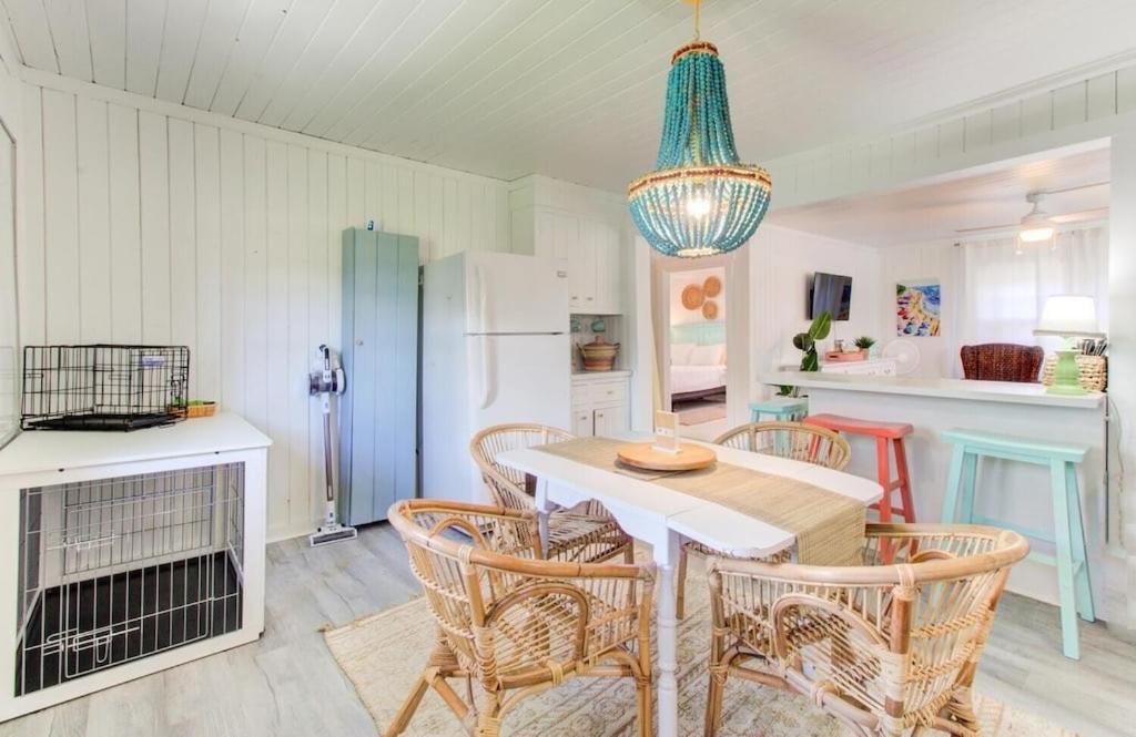  | Drinks on deck, 5 minute walk to the beach, Pets Welcome! Sleeps 6