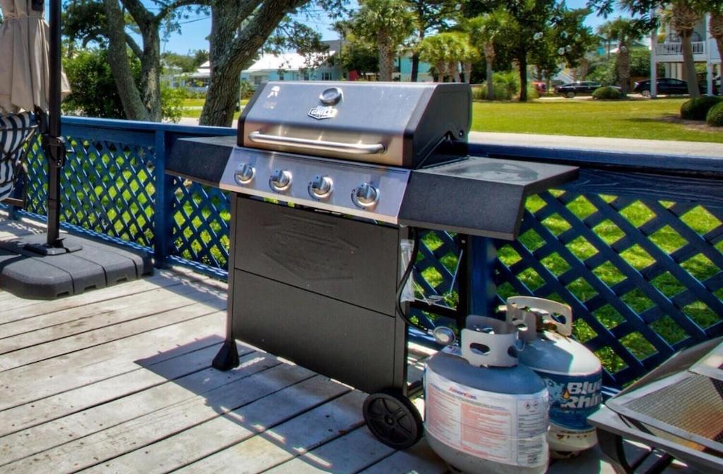  | Drinks on deck, 5 minute walk to the beach, Pets Welcome! Sleeps 6