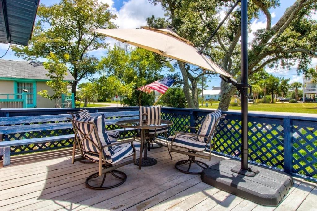  | Drinks on deck, 5 minute walk to the beach, Pets Welcome! Sleeps 6