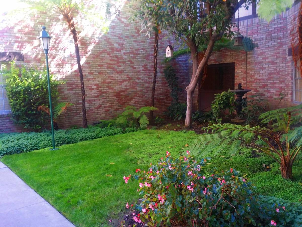 | Anaheim Majestic Garden Hotel