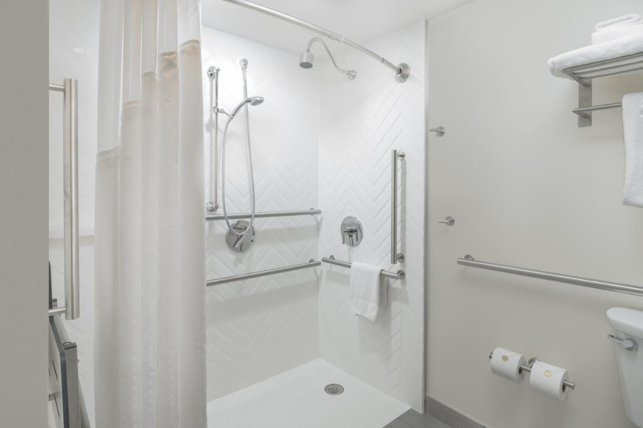 One Queen Bed Hear Access Roll In Shower - Non-Smoking at Holiday Inn Portland-By the Bay by IHG