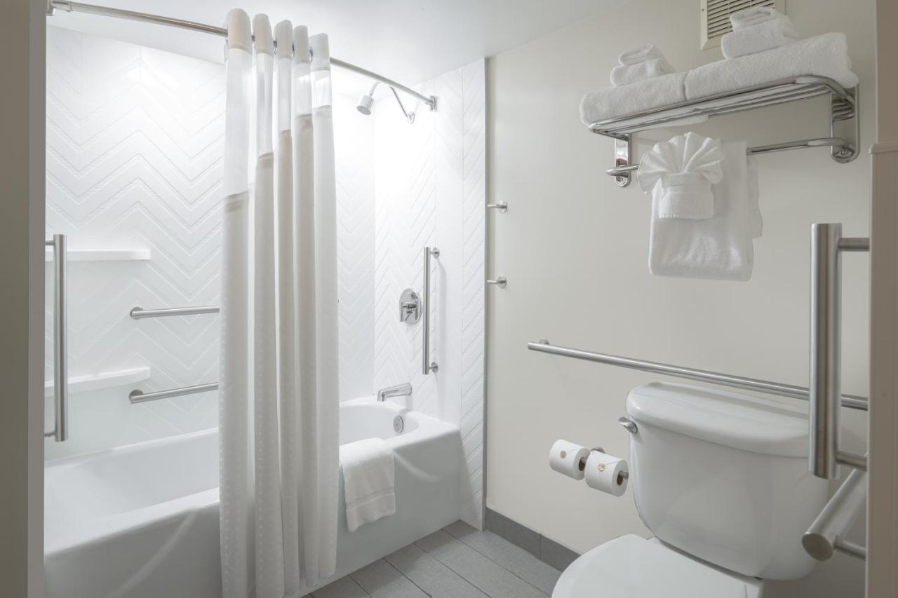 King Room - Mobility Access Tub - Non-Smoking at Holiday Inn Portland-By the Bay by IHG