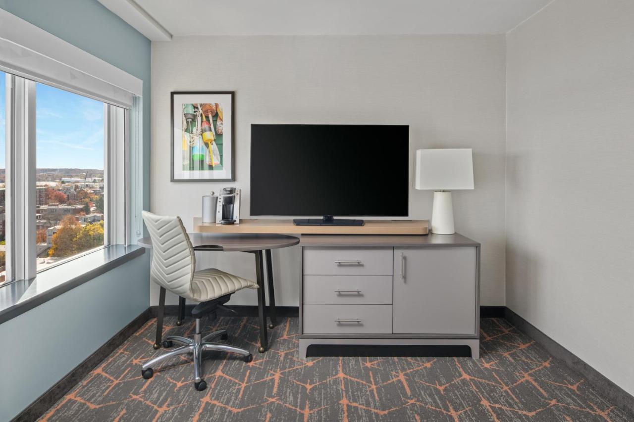 Premium Corner King Room with Sofa Bed and Bay View at Holiday Inn Portland-By the Bay by IHG