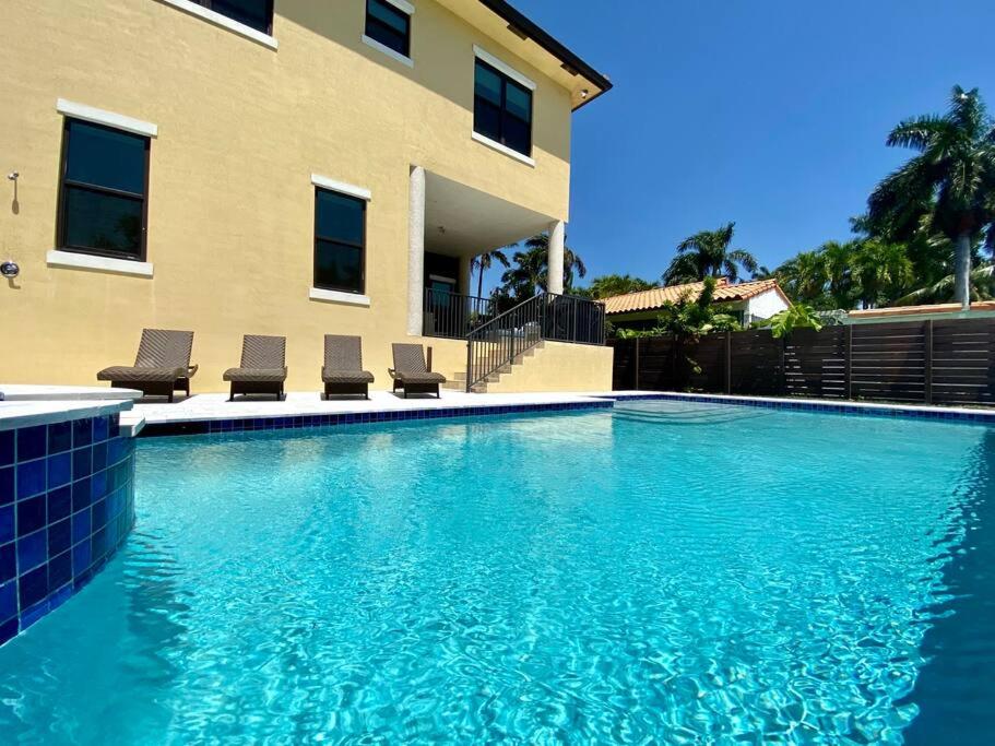  | LUXURY BEACH VILLA