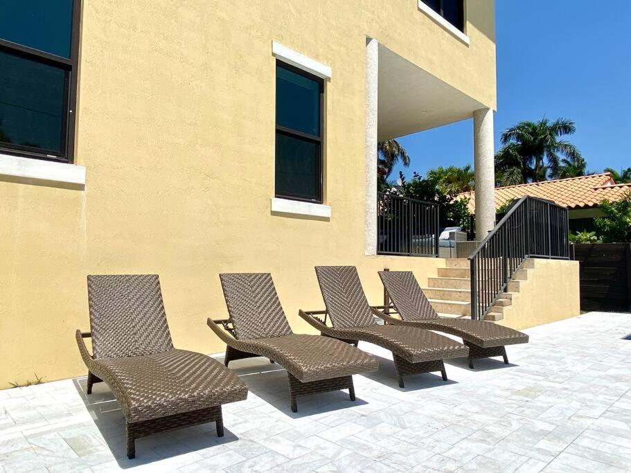  | LUXURY BEACH VILLA