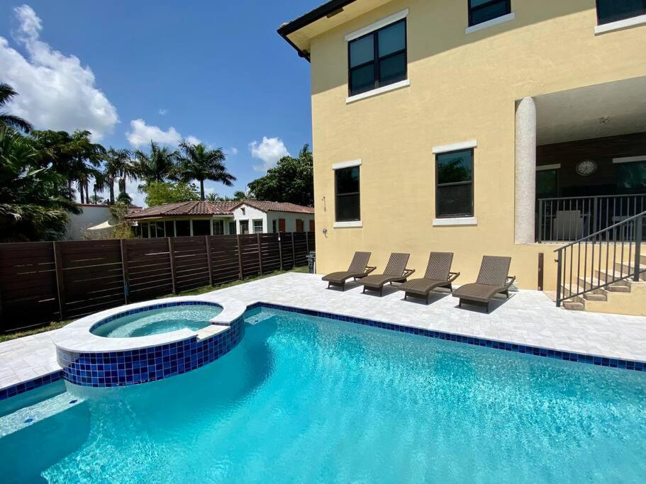  | LUXURY BEACH VILLA