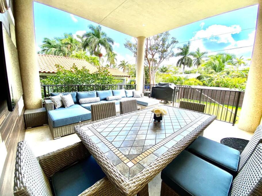  | LUXURY BEACH VILLA
