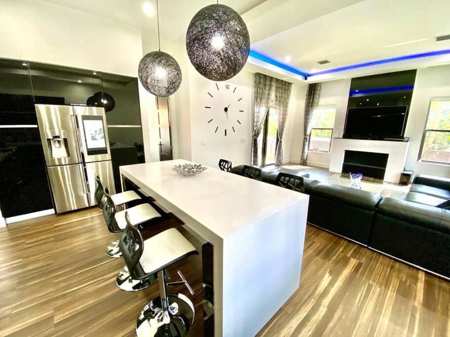  | LUXURY BEACH VILLA