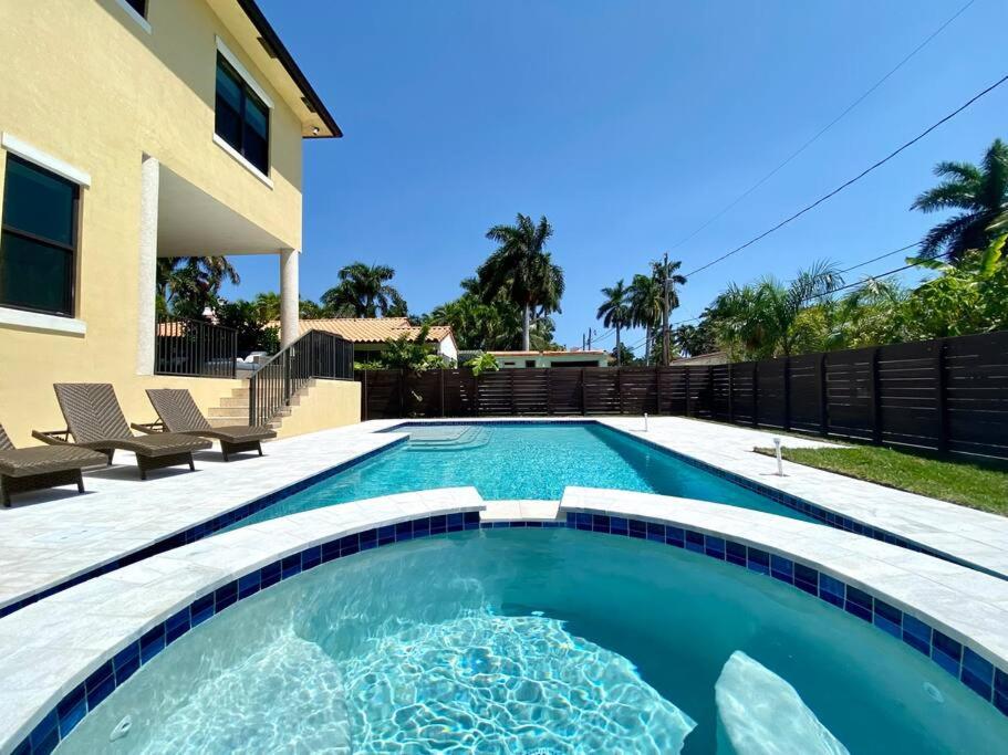  | LUXURY BEACH VILLA