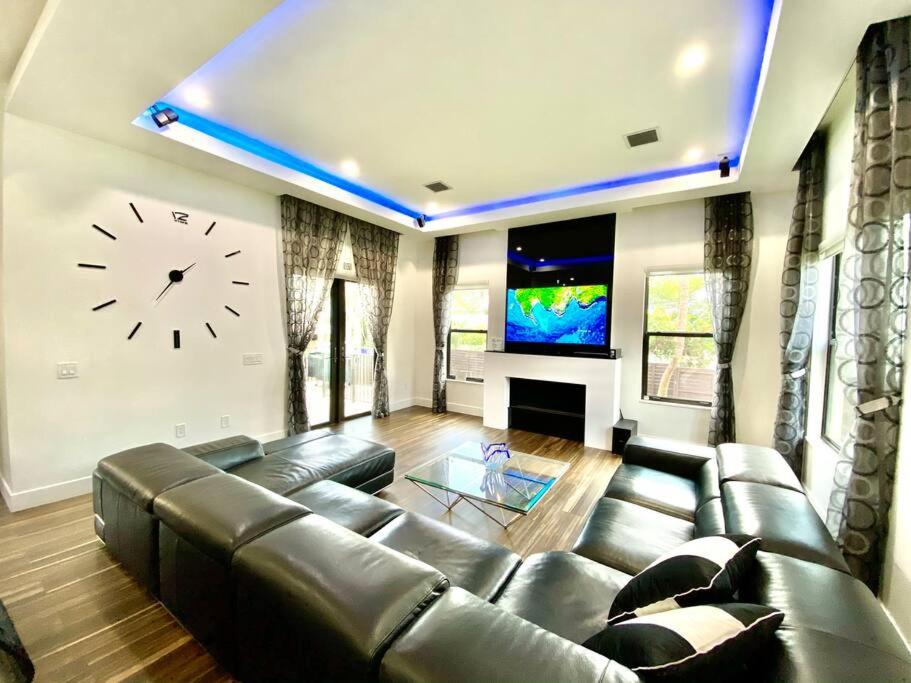  | LUXURY BEACH VILLA