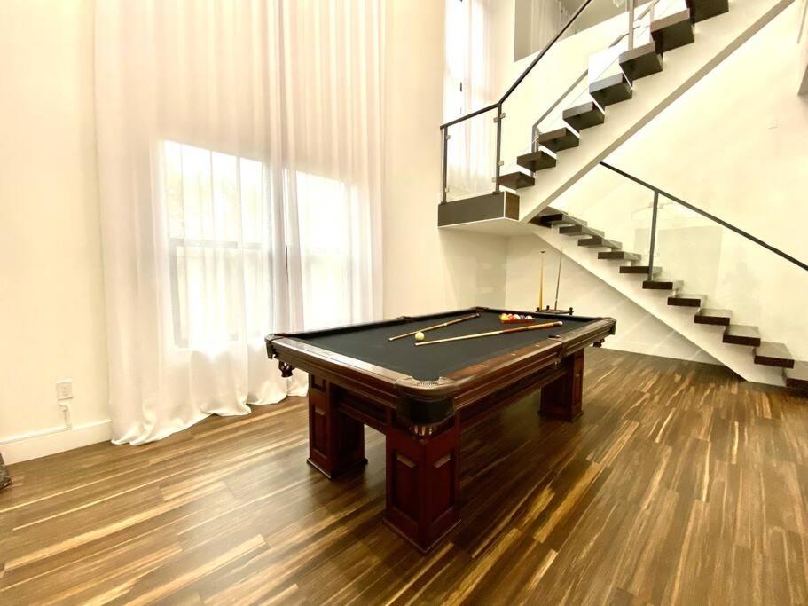  | LUXURY BEACH VILLA