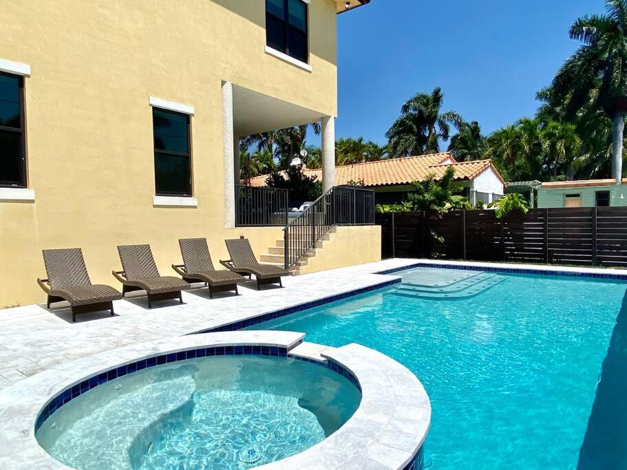  | LUXURY BEACH VILLA