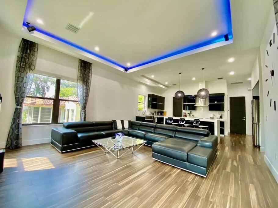  | LUXURY BEACH VILLA