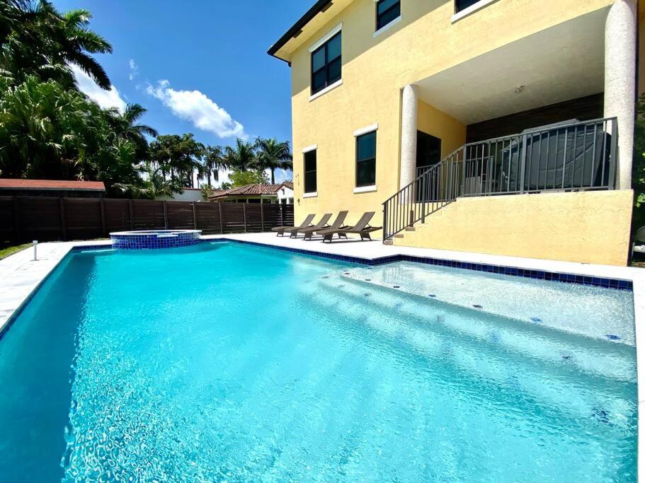  | LUXURY BEACH VILLA