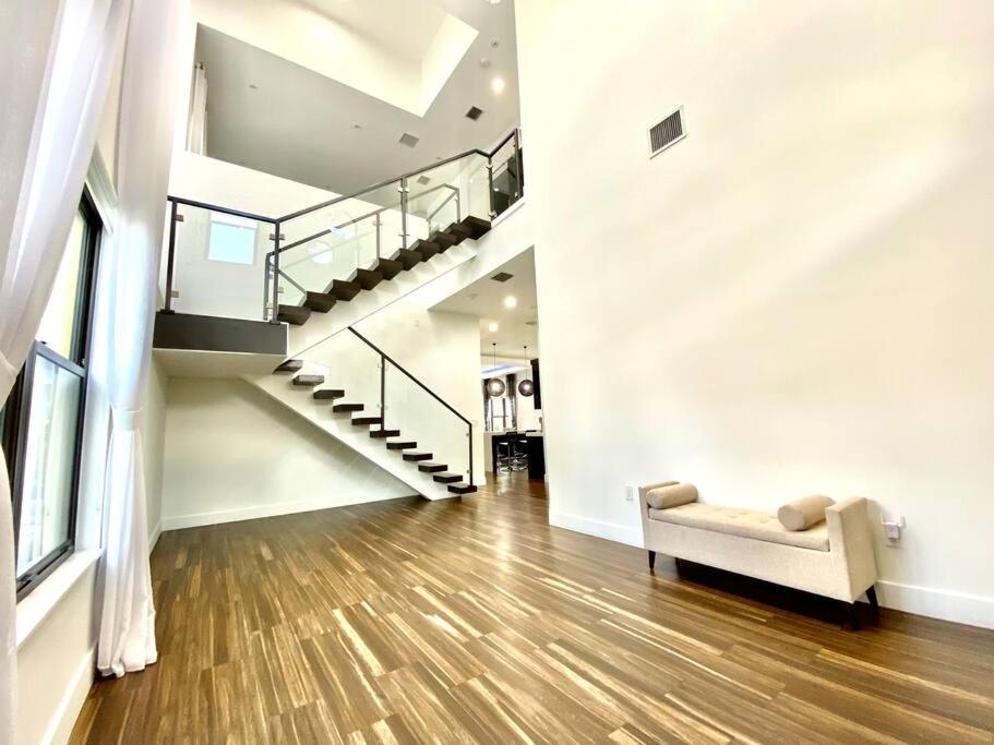  | LUXURY BEACH VILLA