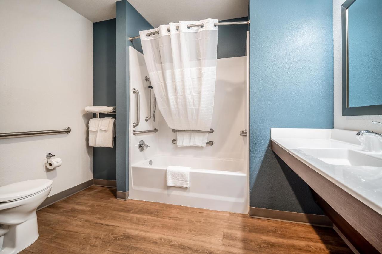 Queen Room with Tub - Disability Access/Non-Smoking at WoodSpring Suites Doral Miami Airport