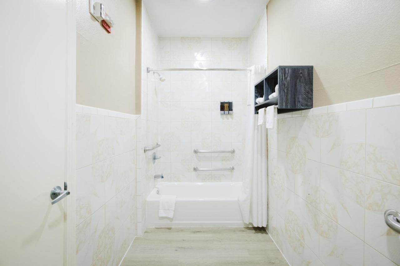 | Sapphire Inn & Suites