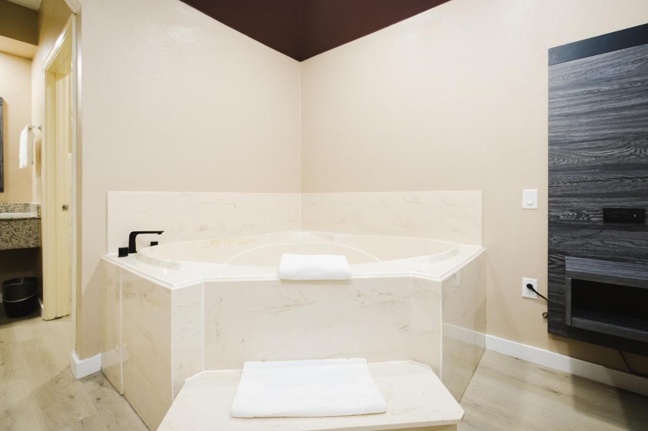 | Sapphire Inn & Suites