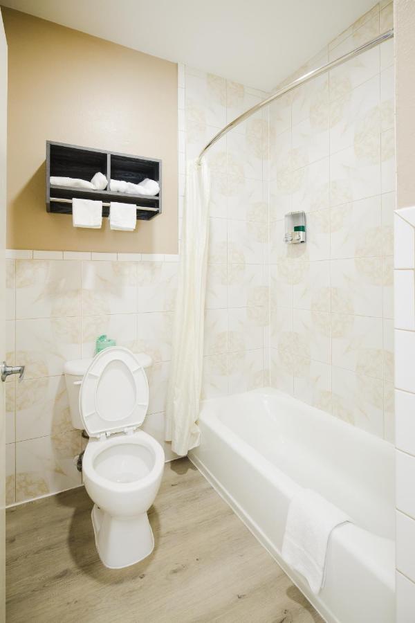 | Sapphire Inn & Suites