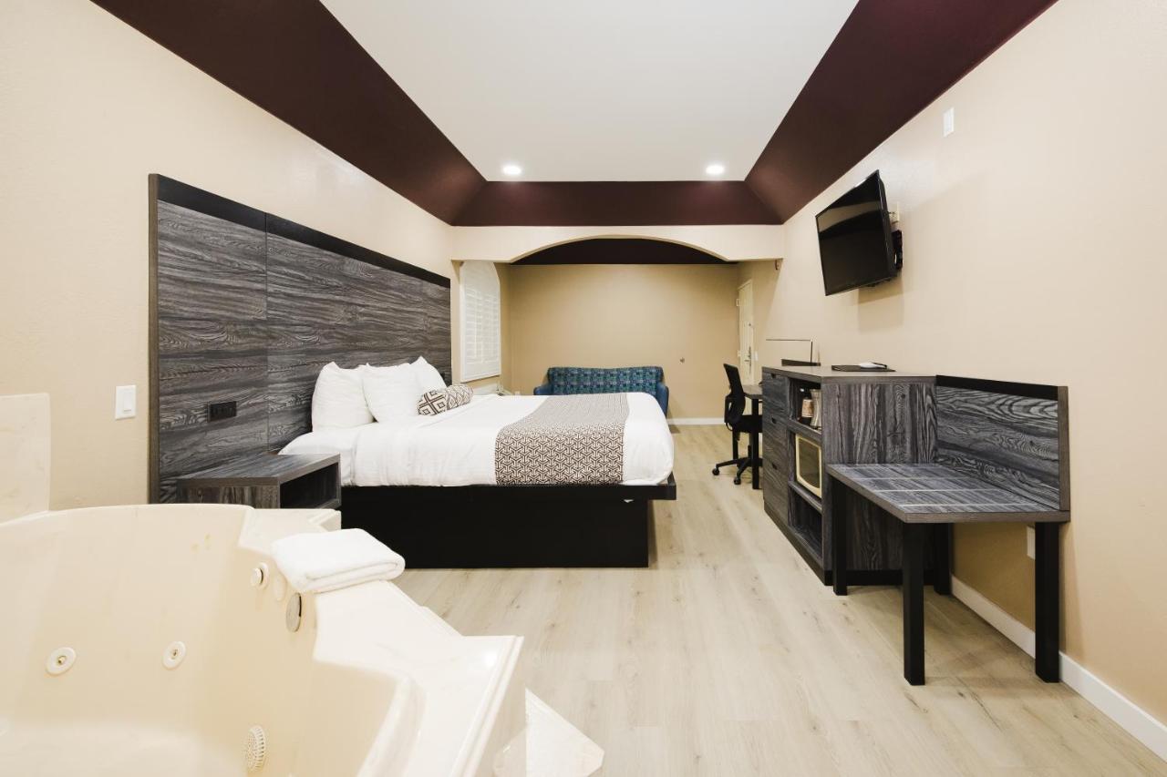 | Sapphire Inn & Suites